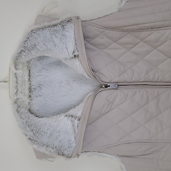 Weatherproof Reversible White Faux Fur & Tan Vest L - Picture 4 of 8